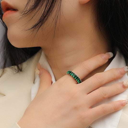Close-up of Orek Emera Emerald Zirconia Ring ring detail, a geometric setting showcasing an emeral