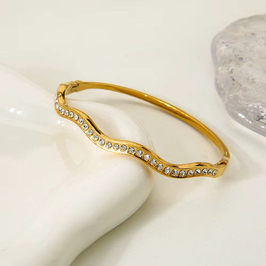 Front view of Orek Sora Möbius Muse Bangle