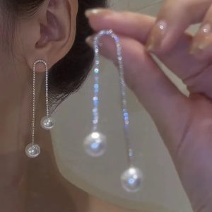 Western American diamond layer with pearl earing