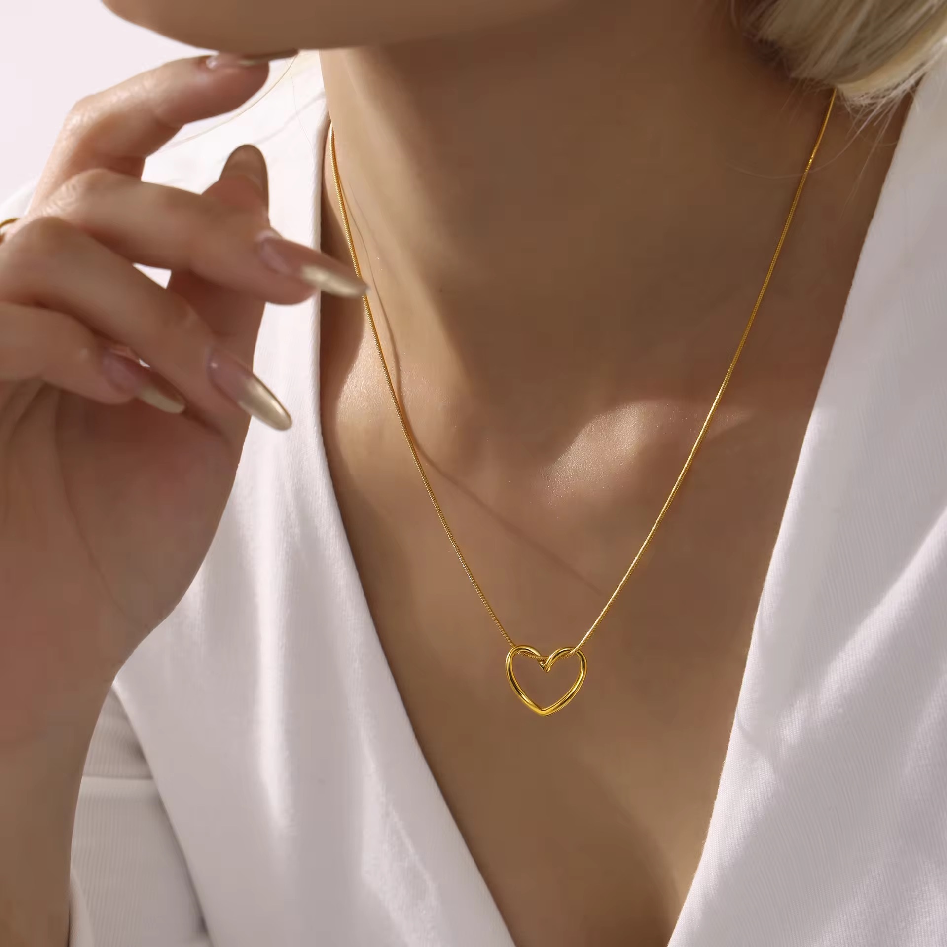 Minimalist Hollow Out 18K Gold Plated Heart Choker Pendant Necklace - additional view