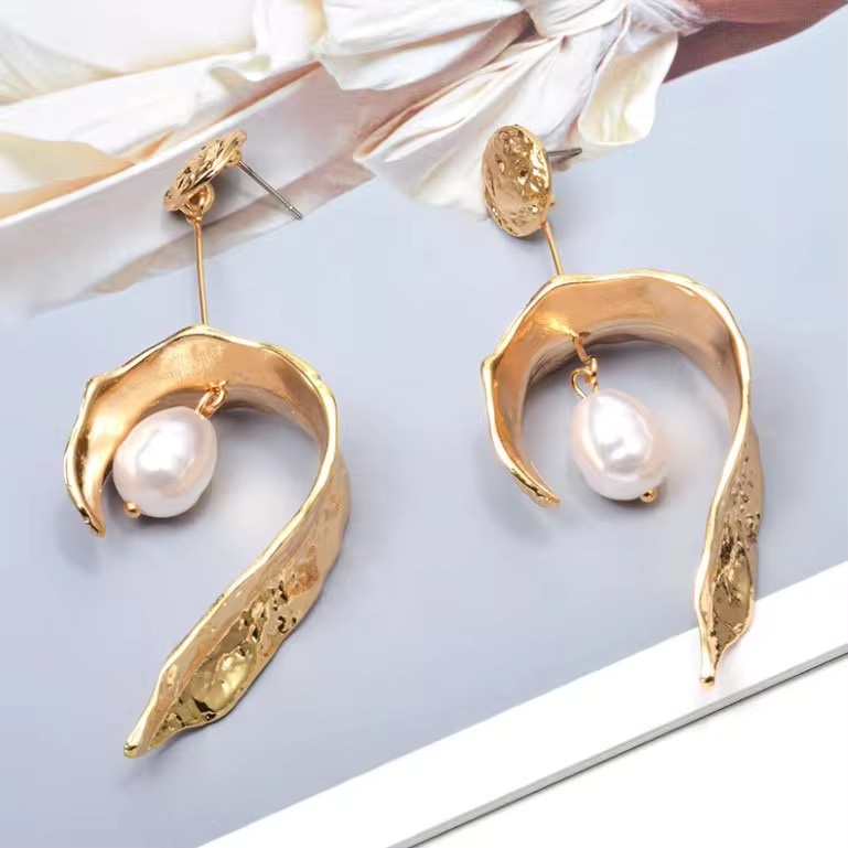 Temperament Trend Gold Color Metal Long Pearl Drop Earrings
