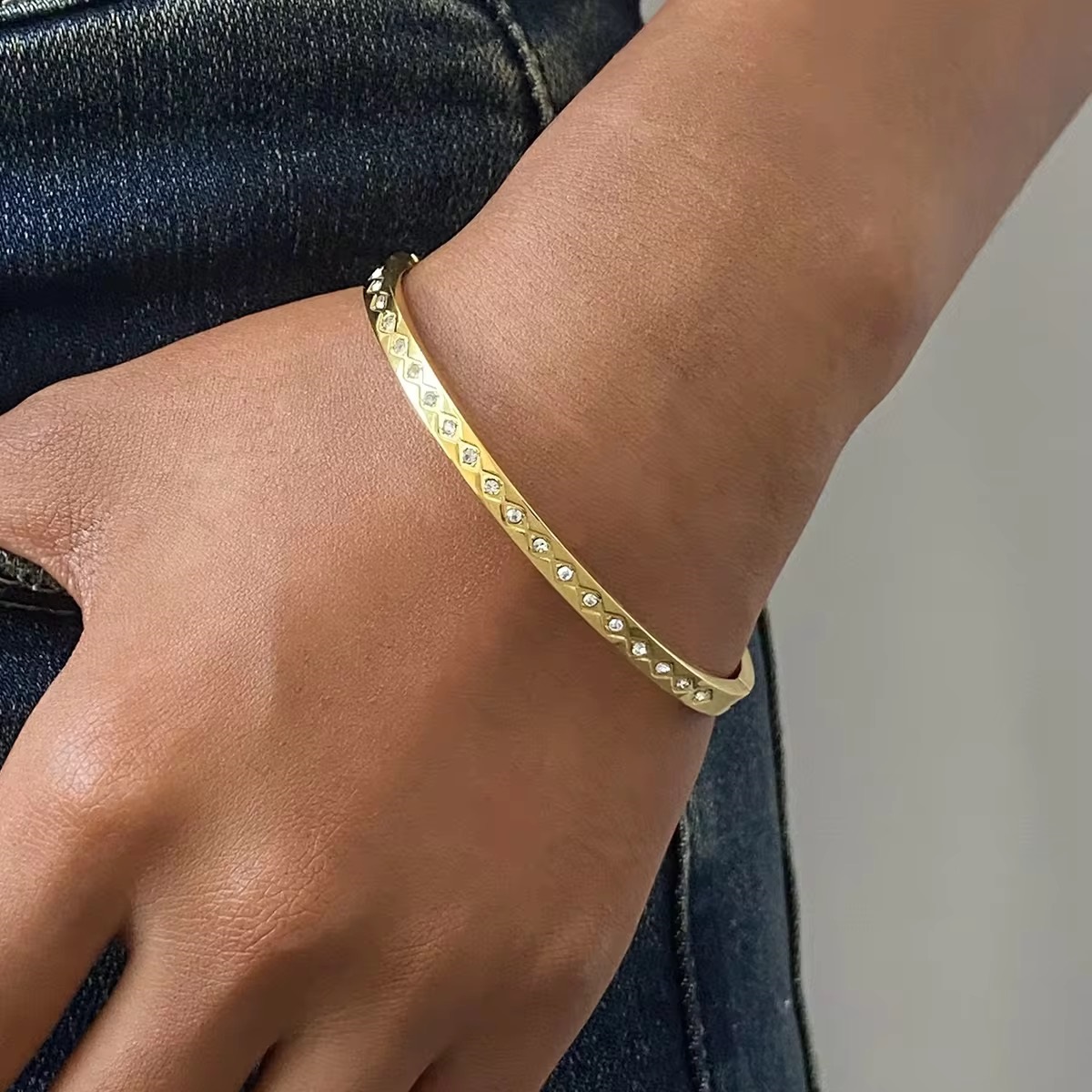 White Round Zircon Diamond Clasp Bangle Bracelet 50x60 mm with Elegant Sparkle Design