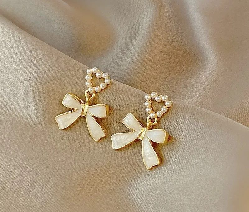 Western white bow with pearl dangler earing