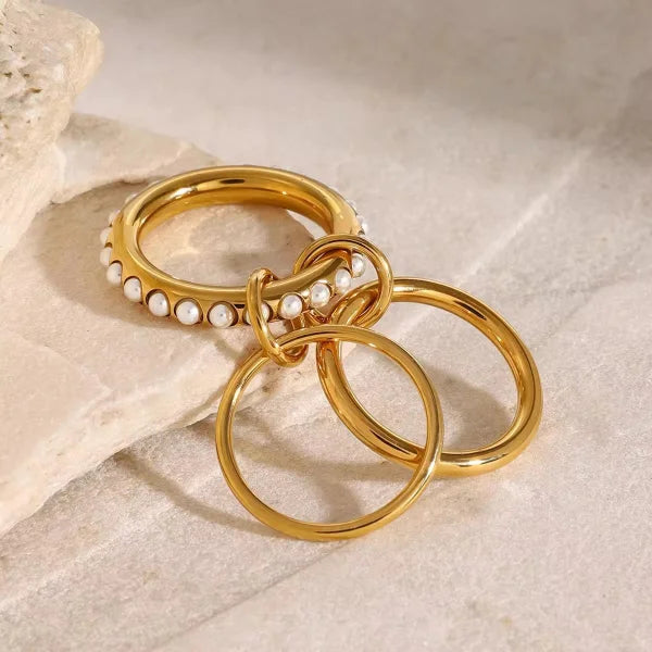Close-up of Orek Duetta Two-Finger Ring ring detail, a two-tone connector design that spans t
