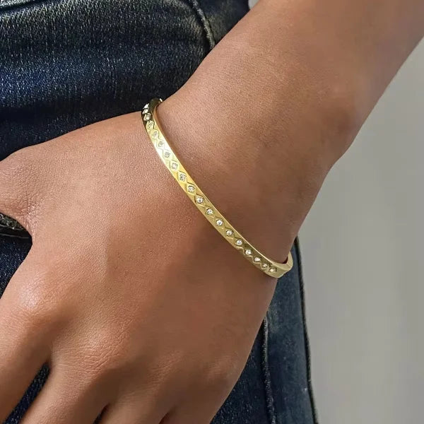 White Round Zircon Diamond Clasp Bangle Bracelet 50x60 mm with Elegant Sparkle Design