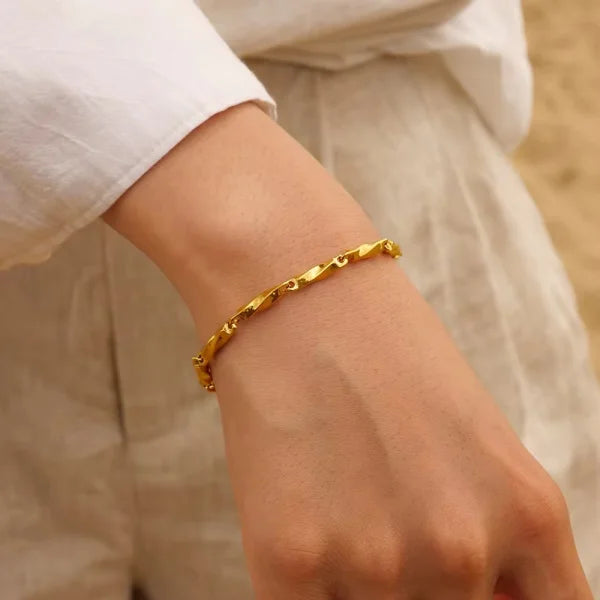 Close-up of Orek Avira Mobius Bracelet bracelet detail, a mobius-strip twist that loops seamless