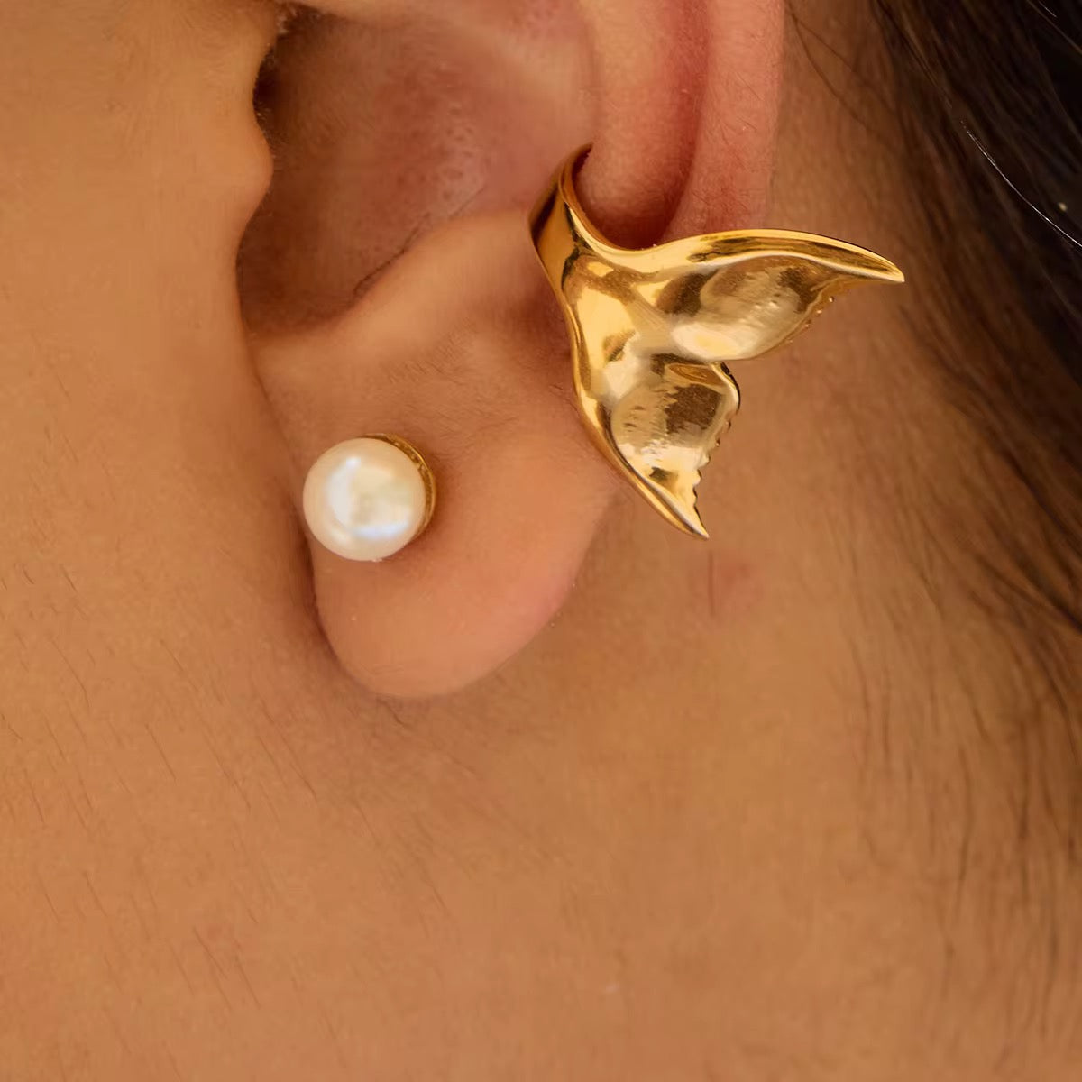 Model wearing Orek Aira Mermaid Curve Earcuffs