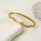 Front view of Orek Sora Möbius Muse Bangle