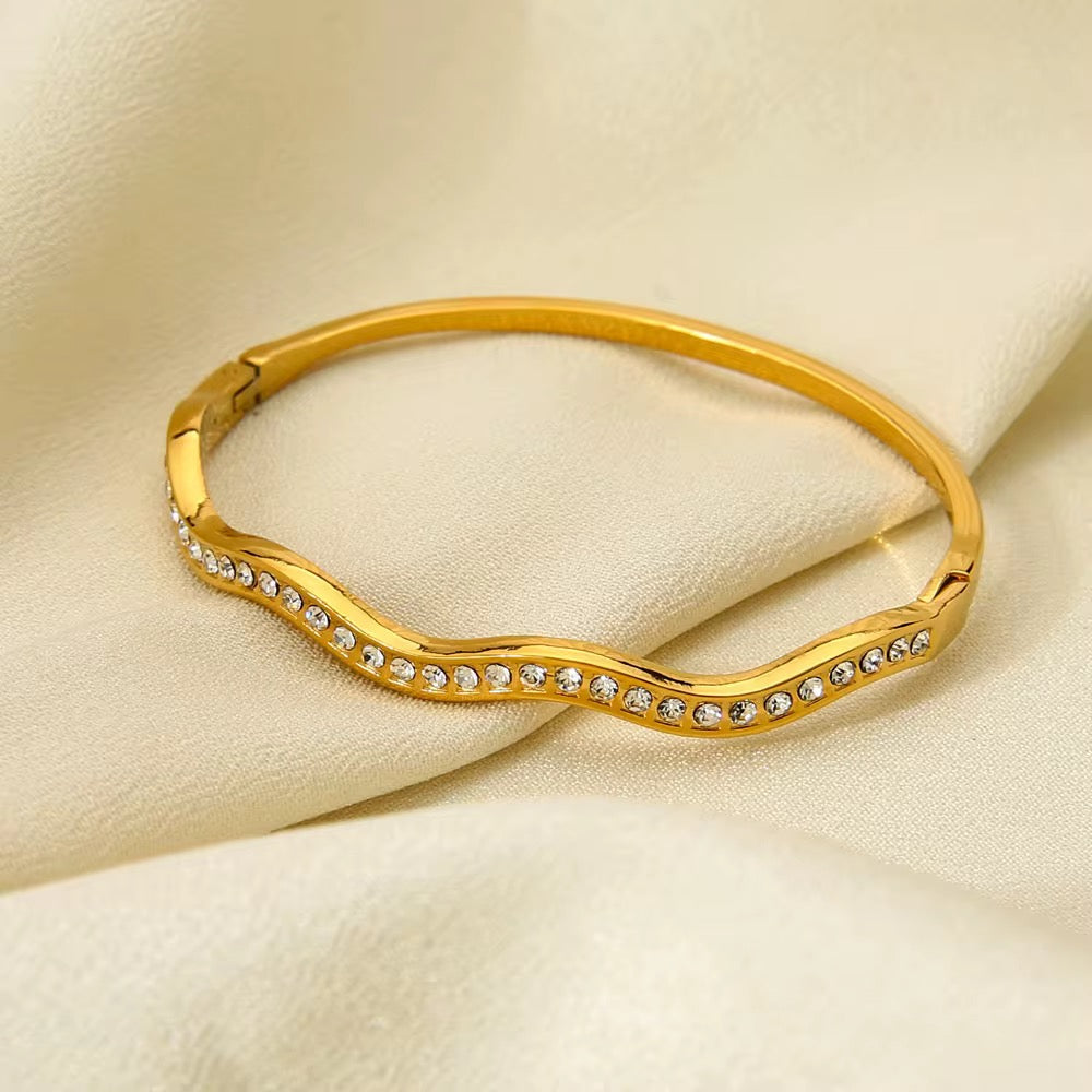 Close-up of Orek Sora Möbius Muse Bangle showing sculptural Möbius design
