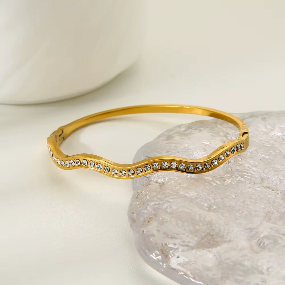 Orek Sora Möbius Muse Bangle styled with everyday outfit