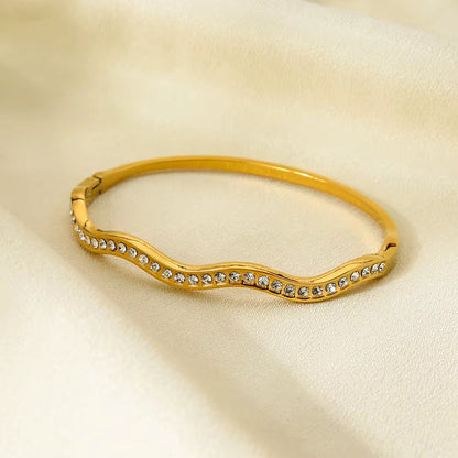 Model wearing Orek Sora Möbius Muse Bangle
