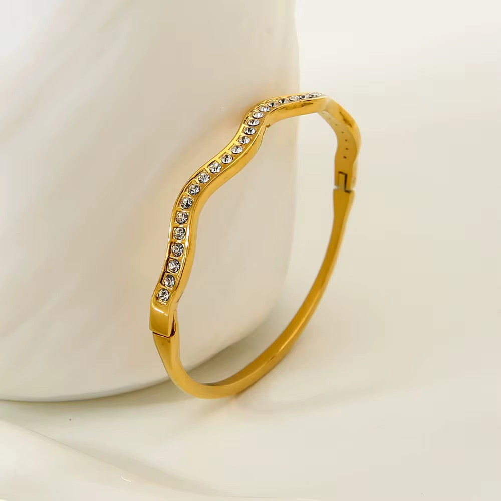 Orek Sora Möbius Muse Bangle in Orek jewellery packaging