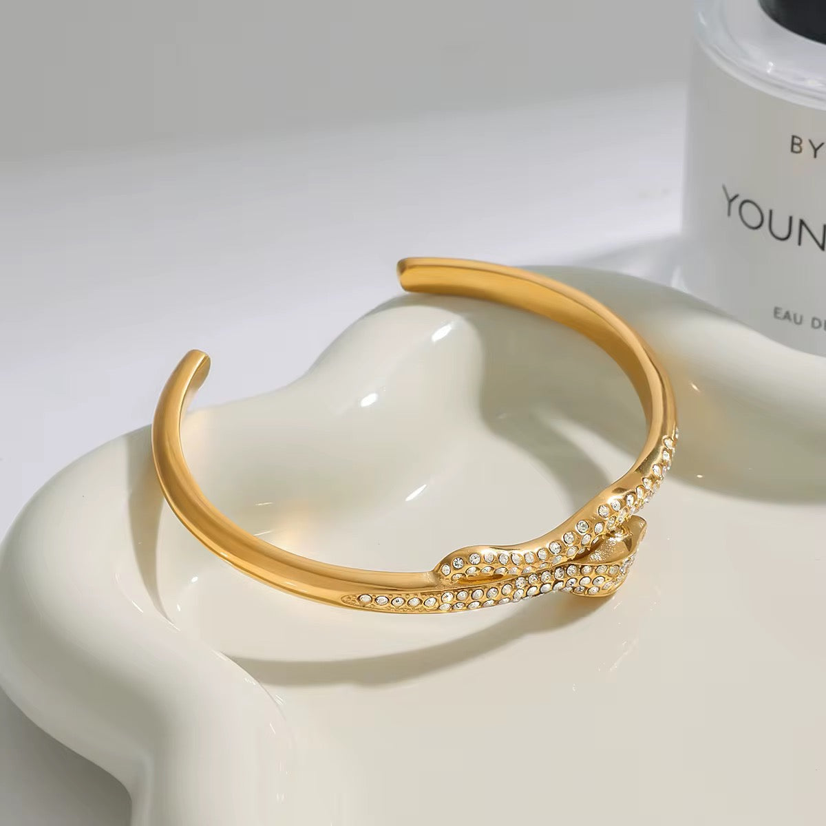Model wearing Orek Zeni Serpent Arc Bangle